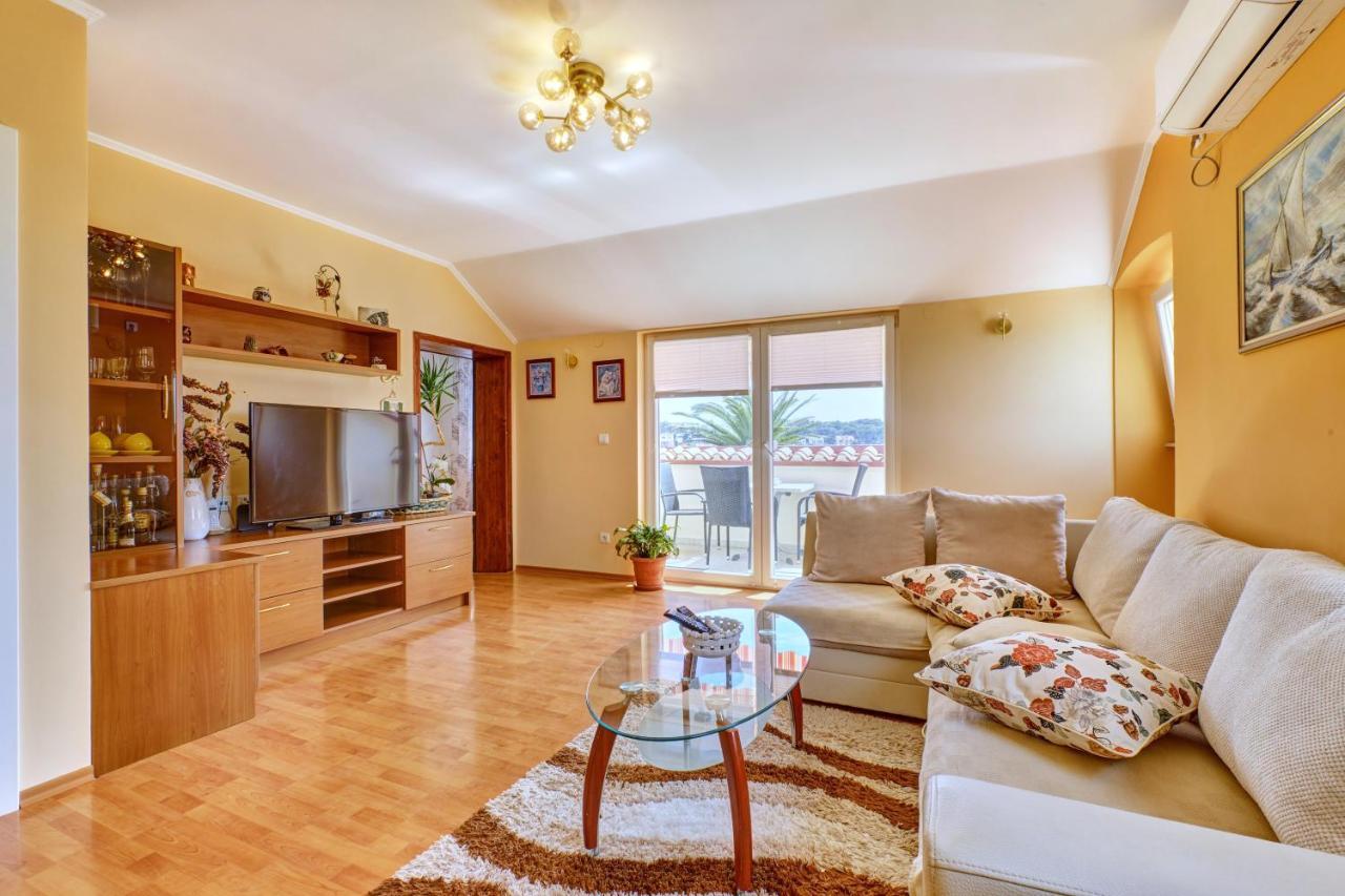 Dami Apartment